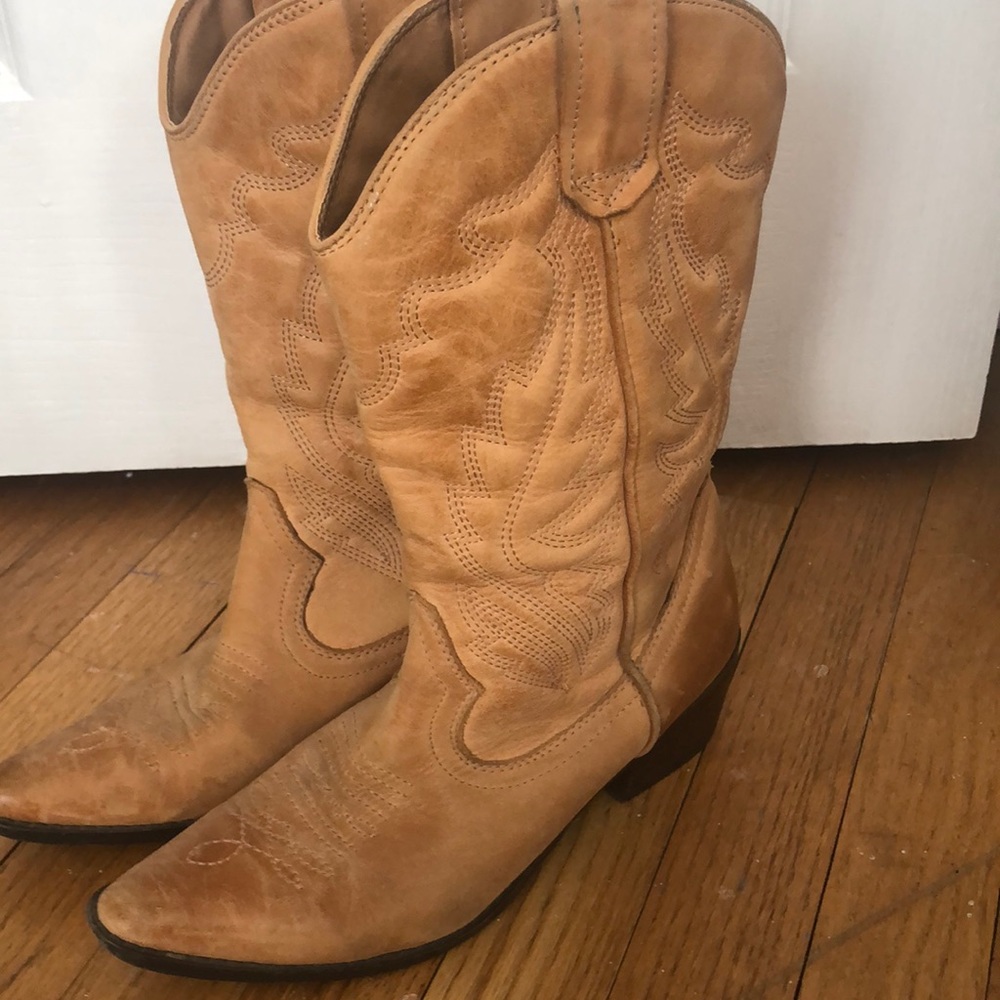 Cowboy boots in tan pointed toe size 8
